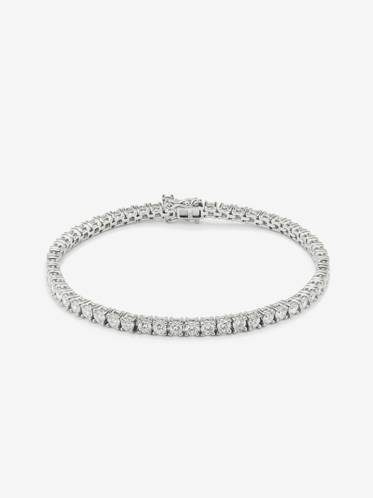 18K white gold rivière bracelet with 60 brilliant-cut diamonds with a total of 4.7 cts