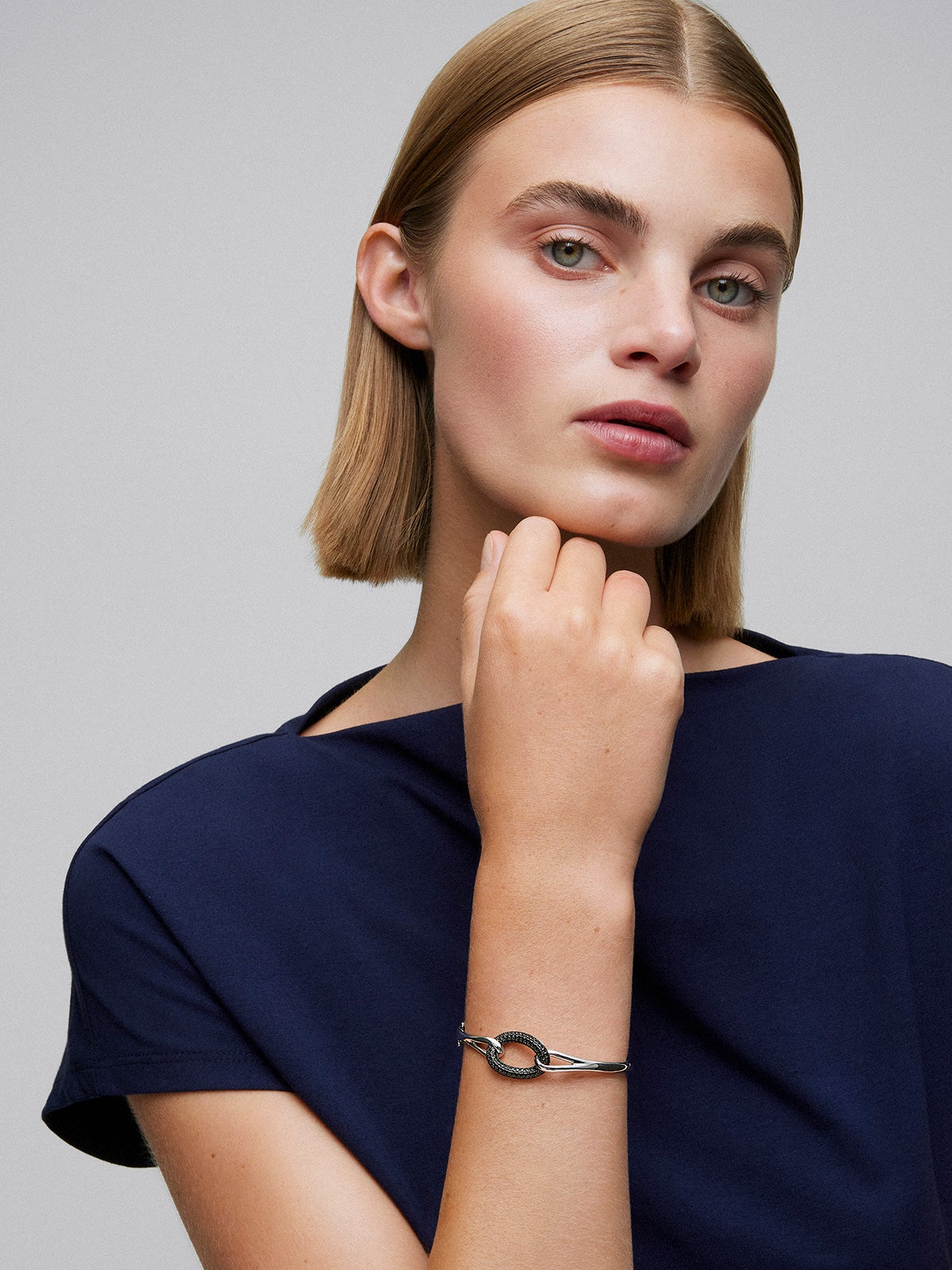 Rigid bracelet with 925 silver knot with spinels