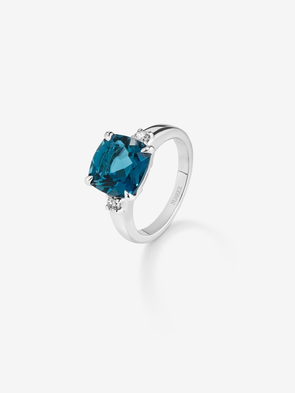 925 silver triple ring with cushion-cut London blue topaz of 5.08 cts and 2 brilliant-cut diamonds with a total of 0.12 cts