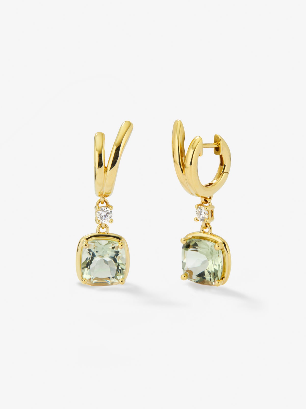 Pendientes de oro amarillo de 18K con 2 amatistas verdes en talla cushion con un total de 6,4 cts y 2 diamantes en talla brillante con un total de 0,21 cts