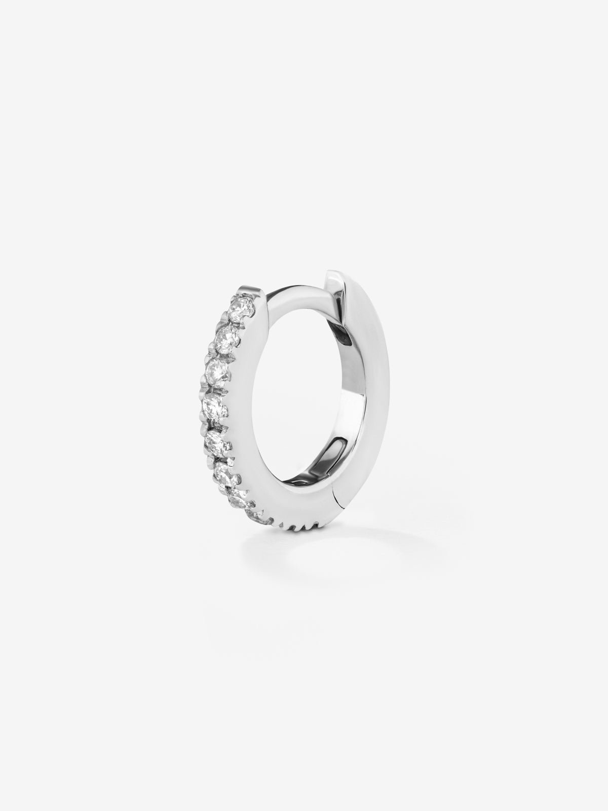 Pendiente aro individual de oro blanco de 18K con diamantes