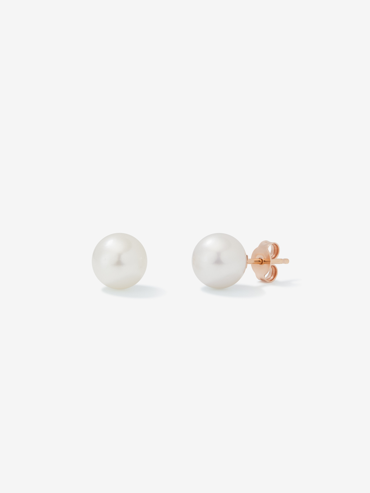 18k rose gold button earring with 9.5mm Australian pearl.