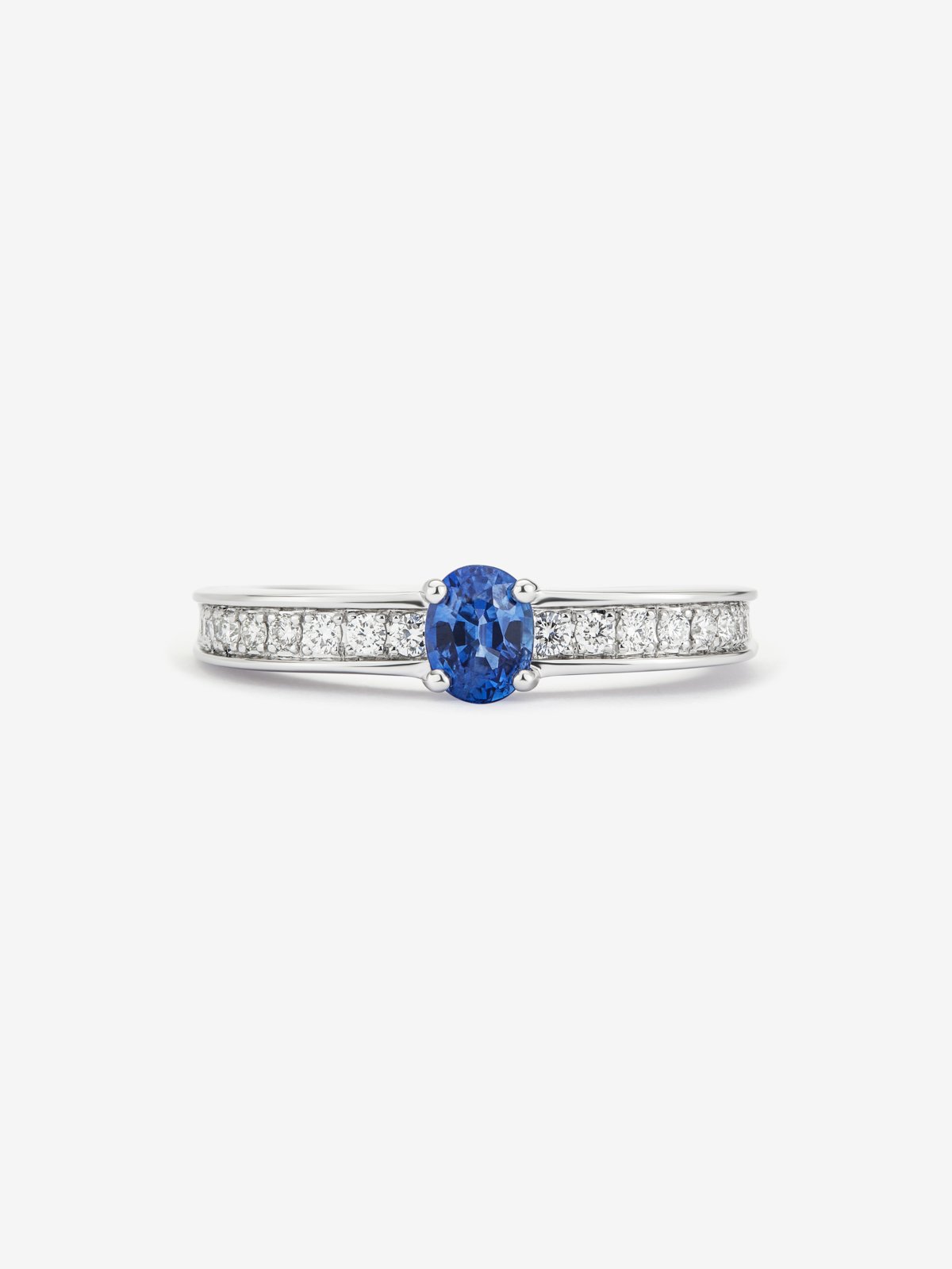 Anillo de oro blanco de 18K con zafiro azul en talla oval de 0,44 cts y 22 diamantes en talla brillante con un total de 0,15 cts