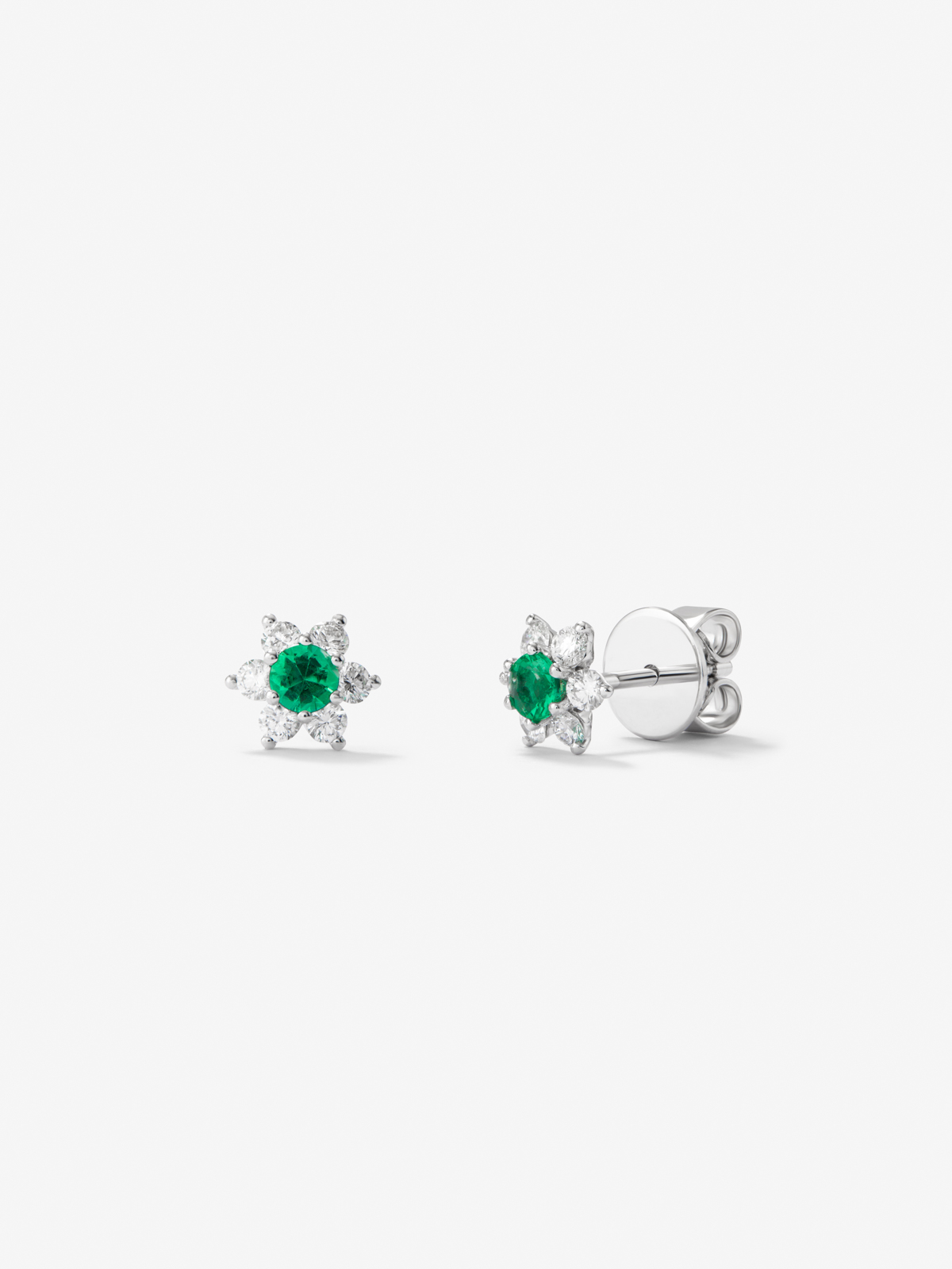 18K white gold earrings with green emeralds in bright size of 0.19 cts and white diamonds in 0.3 cts bright size