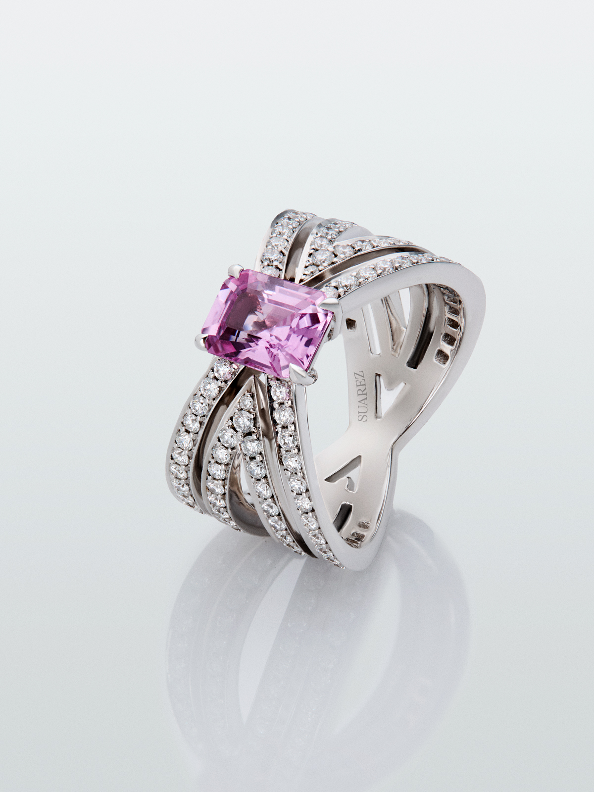 Anillo multibrazo de oro blanco de 18K con zafiro rosa en talla octogonal de 1,62 cts y diamantes en talla brillante con un total de 1,11 cts