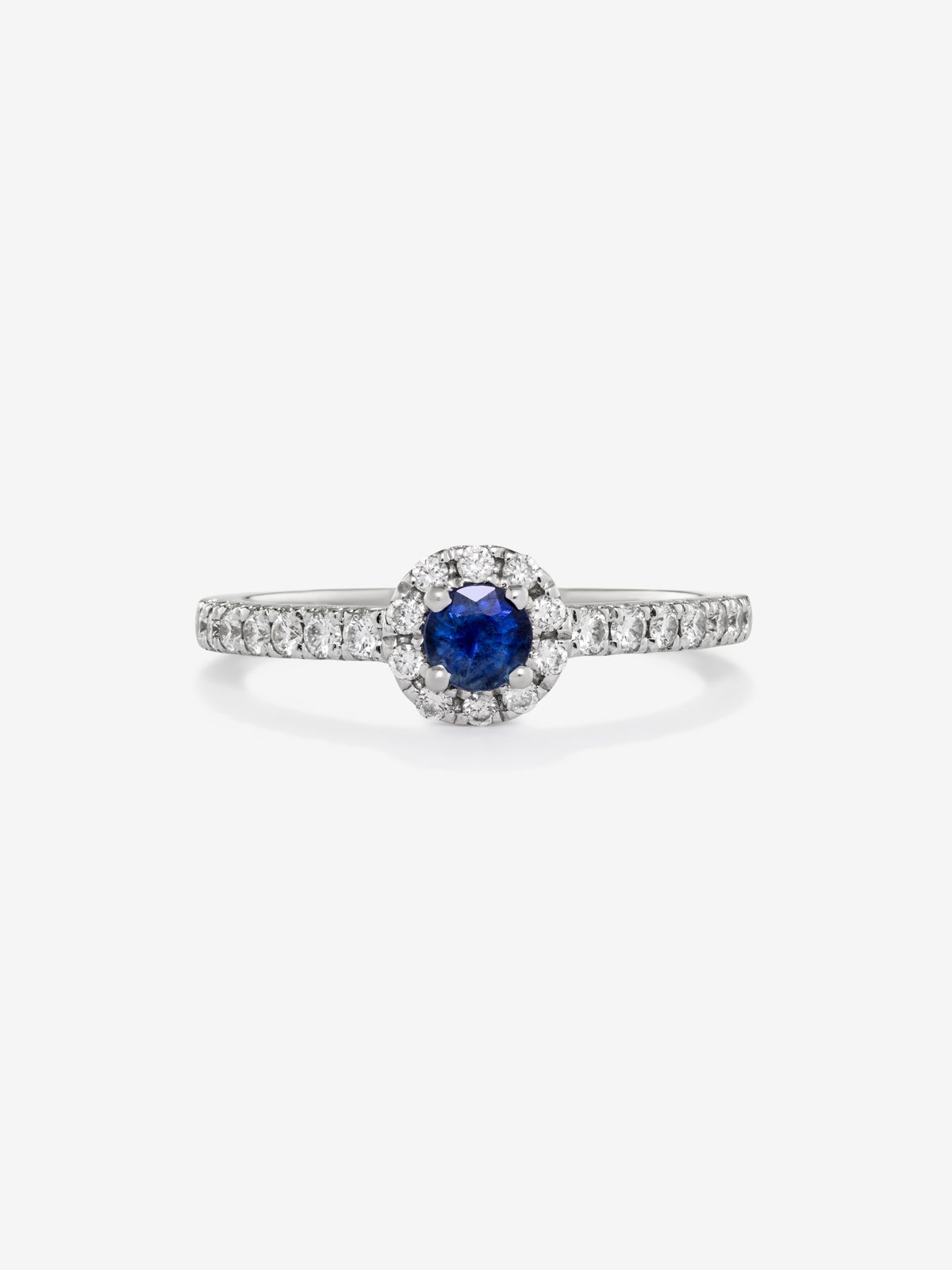 Anillo de oro blanco de 18K con zafiro azul en talla brillante de 0,4 cts y orla y brazo de 24 diamantes en talla brillante con un total de 0,3 cts