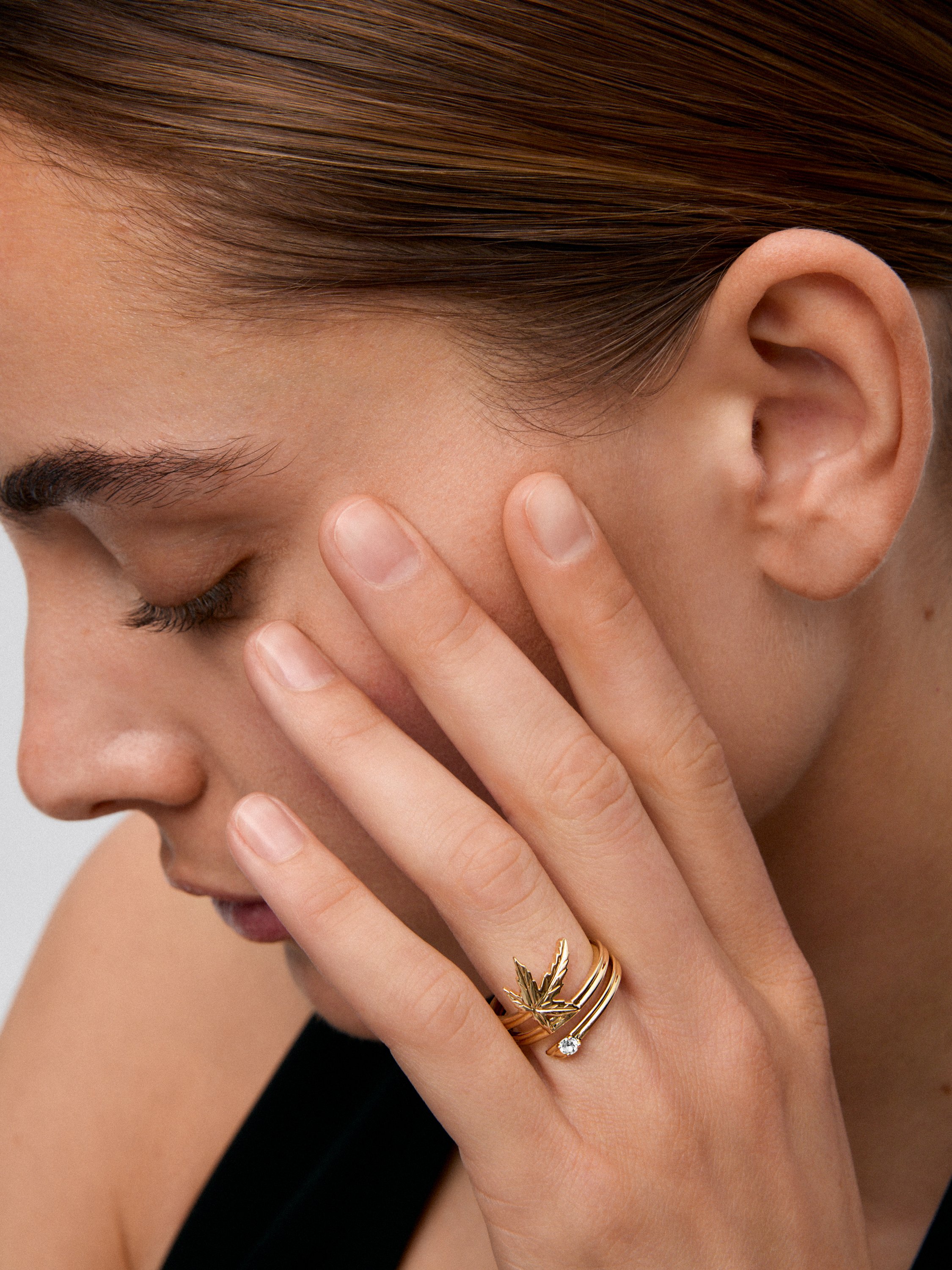 18K yellow gold ring with a 0.04 ct brilliant-cut diamond, in a maple leaf design