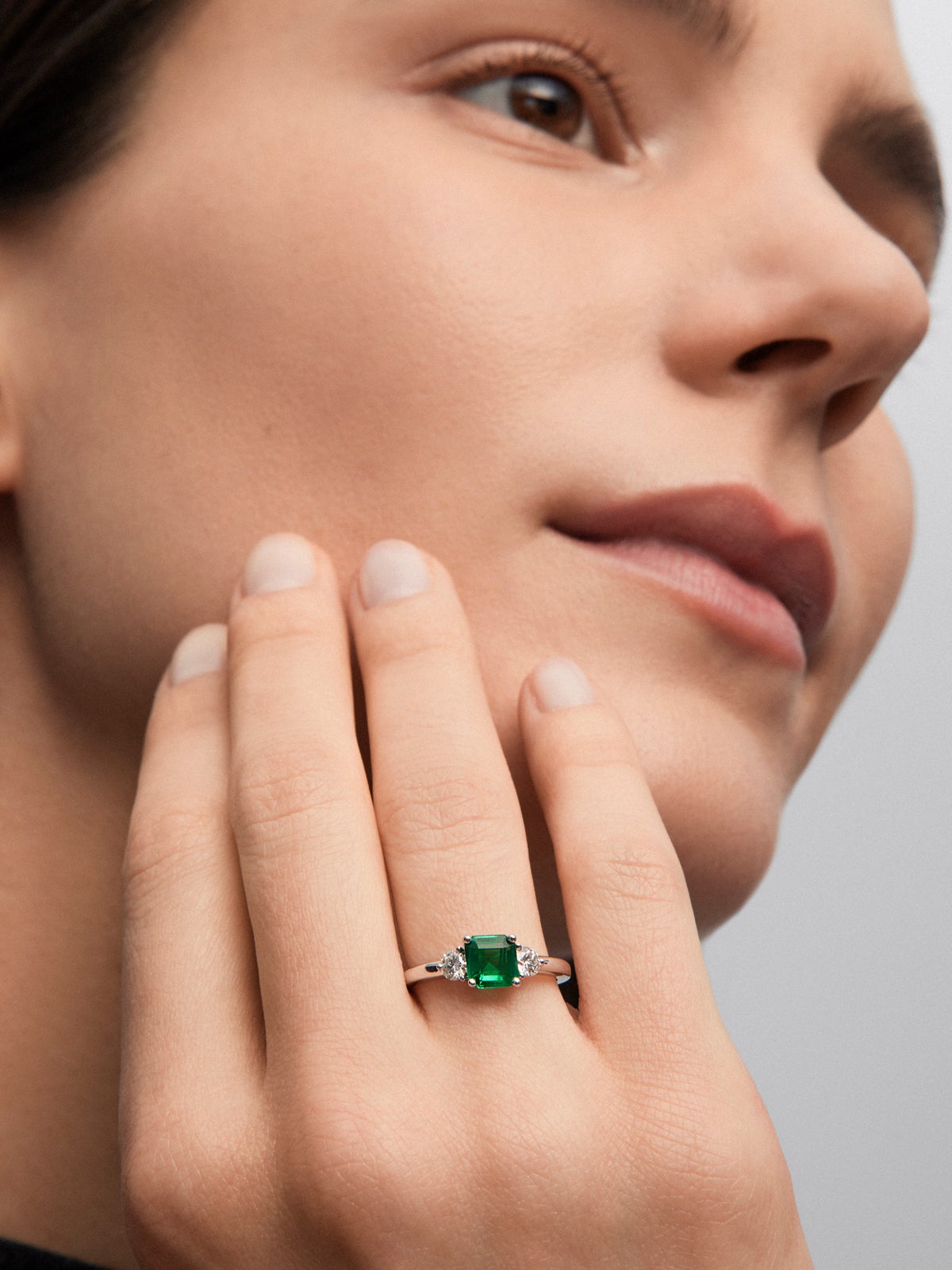 Triple ring in 18K white gold with a cushion-cut emerald of 0.86 cts and 2 brilliant-cut diamonds with a total of 0.29 cts