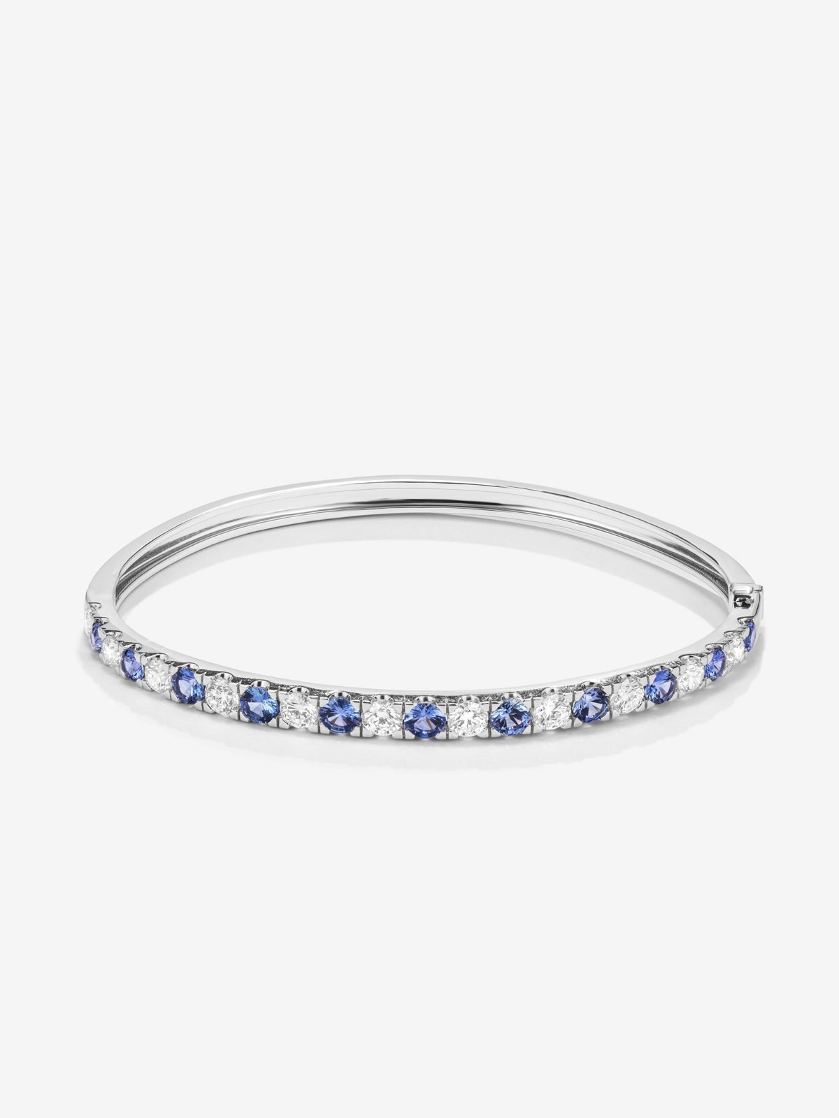 Pulsera rígida de oro blanco de 18K con 11 zafiros azules en talla brillante con un total de 4,9 cts y 11 diamantes en talla brillante con un total de 1,85 cts