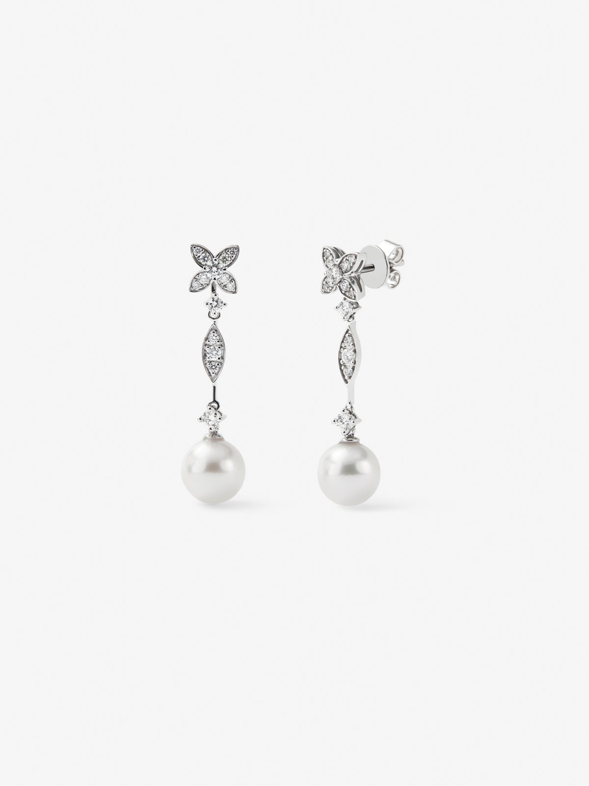 Pendientes de oro blanco de 18K con 28 diamantes en talla brillante con un total de 0,59 cts y 2 perlas akoya de 8,5 mm