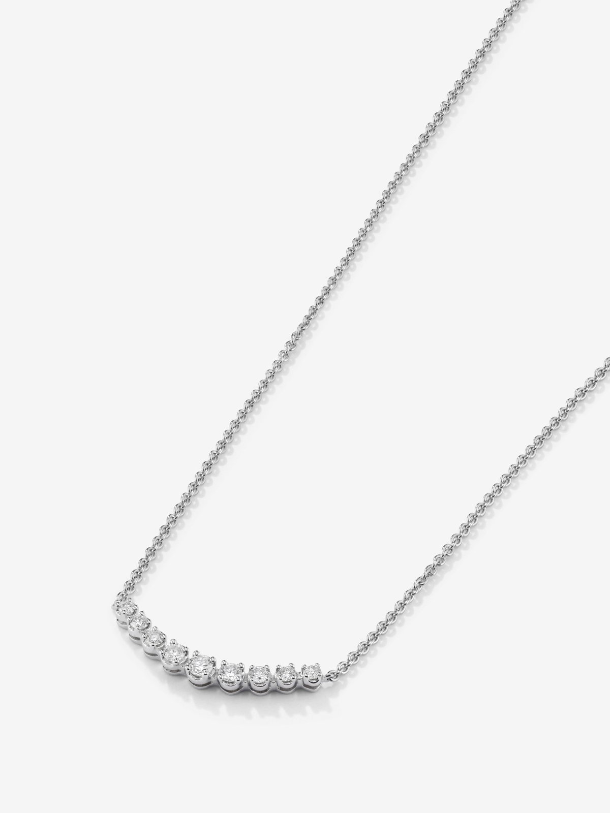 Collar de oro blanco de 18K con 9 diamantes en talla brillante con un total de 0,26 cts