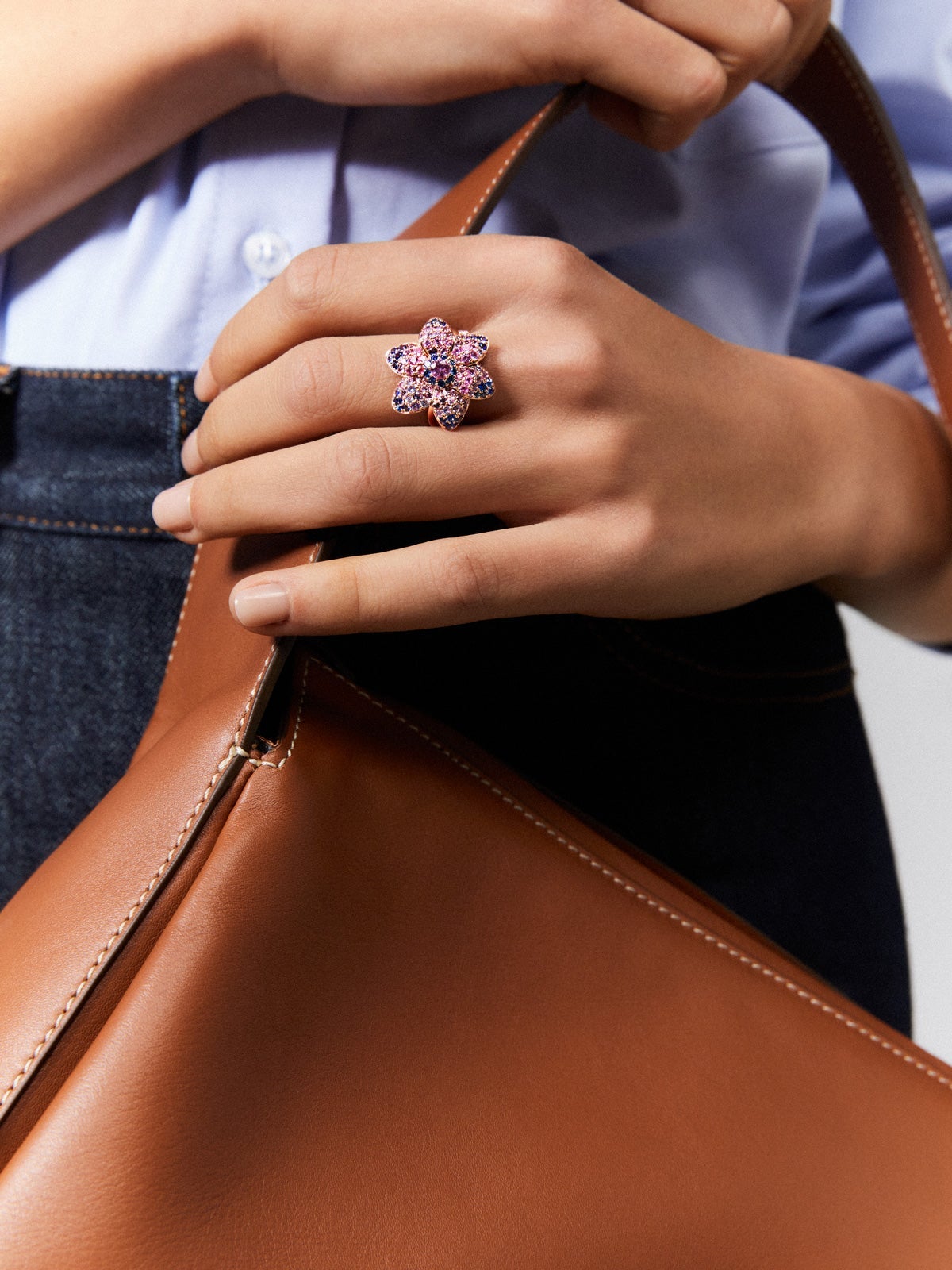 18K rose gold ring with 106 brilliant-cut multicolor sapphires with a total of 2.46 cts in the shape of a flower