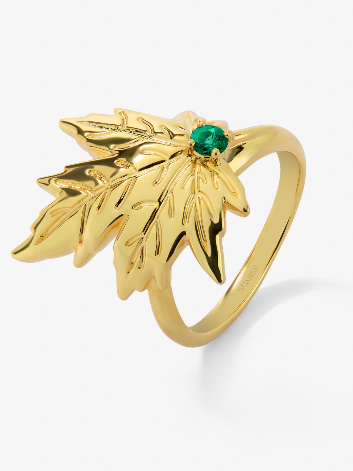 Anillo de oro amarillo de 18K con esmeralda central en talla brillante de 0,19 cts y forma de hoja de arce