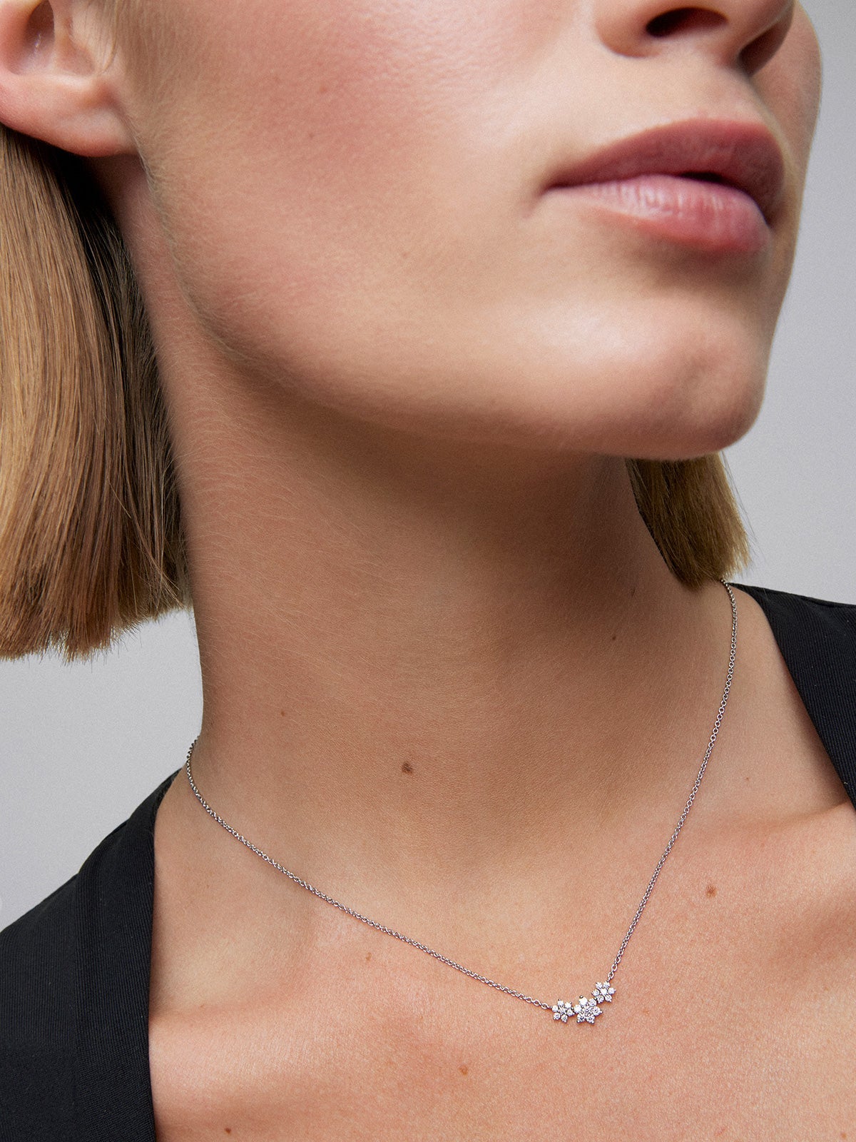 Colgante de oro blanco de 18K con diamantes en talla brillante de 0,29 cts y forma de estrellas