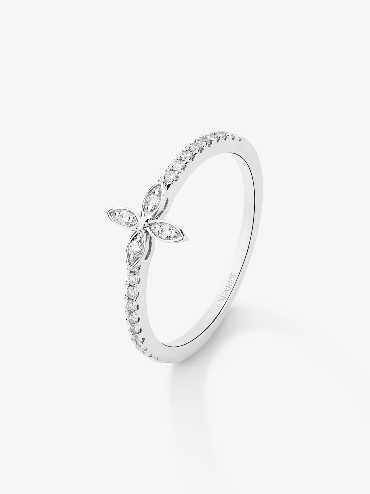 18K white gold ring with 22 brilliant-cut diamonds with a total of 0.14 cts