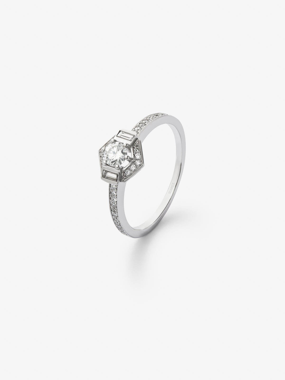 Anillo de oro blanco de 18K con un diamante central en talla brillante de 0,2 cts, 2 en talla baguette con un total de 0,05 cts y 38 en talla brillante con un total de 0,12 cts