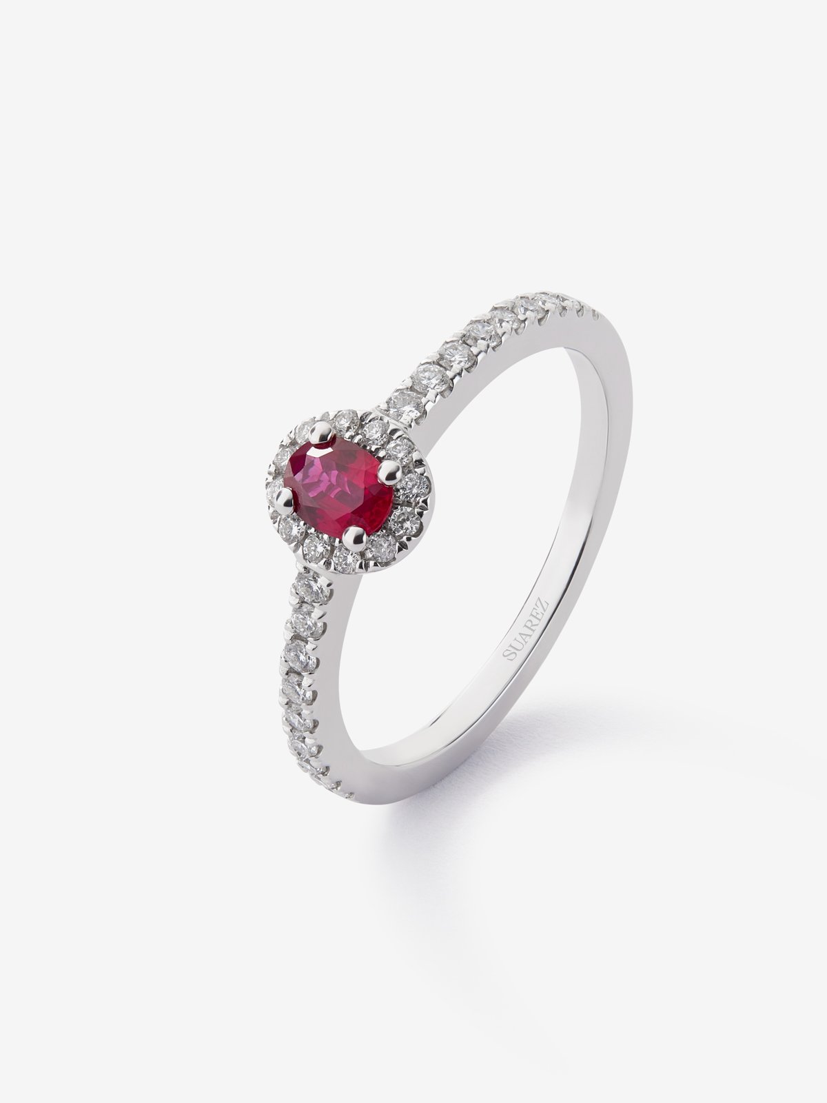 Anillo solitario de oro blanco de 18K con rubí rojo en talla oval de 0,24 cts y diamantes en talla brillante con un total de 0,24 cts