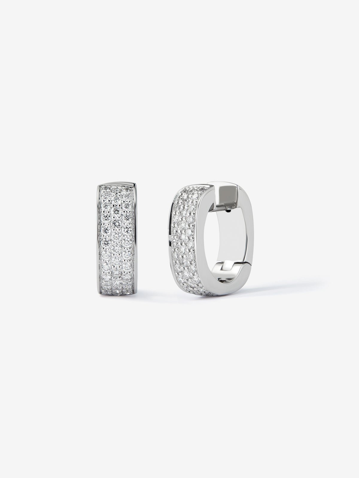 Pendientes de oro blanco de 18K con pavé de diamantes en talla brillante 