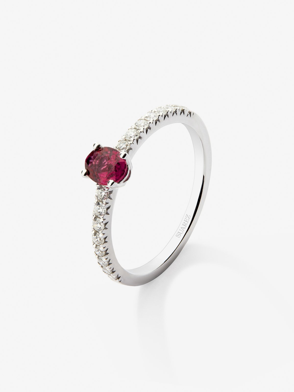 Anillo de oro blanco de 18K con rubí rojo en talla oval de 0,2 cts y diamantes en talla brillante de 0,1 cts