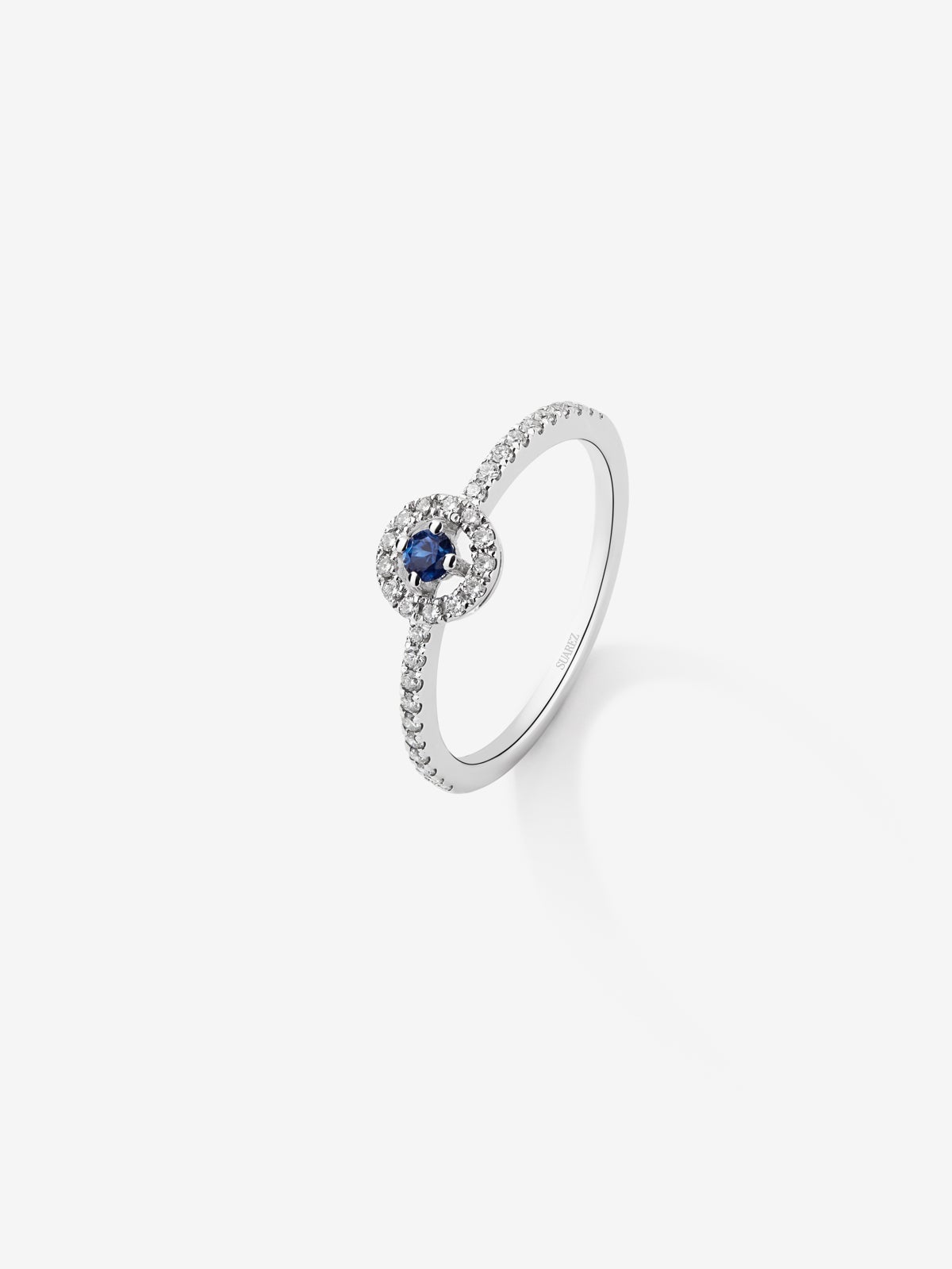 Anillo de oro blanco de 18K con 33 diamantes en talla brillante de con un total 0,18 cts y zafiro azul en talla brillante con un total de 0,08 cts