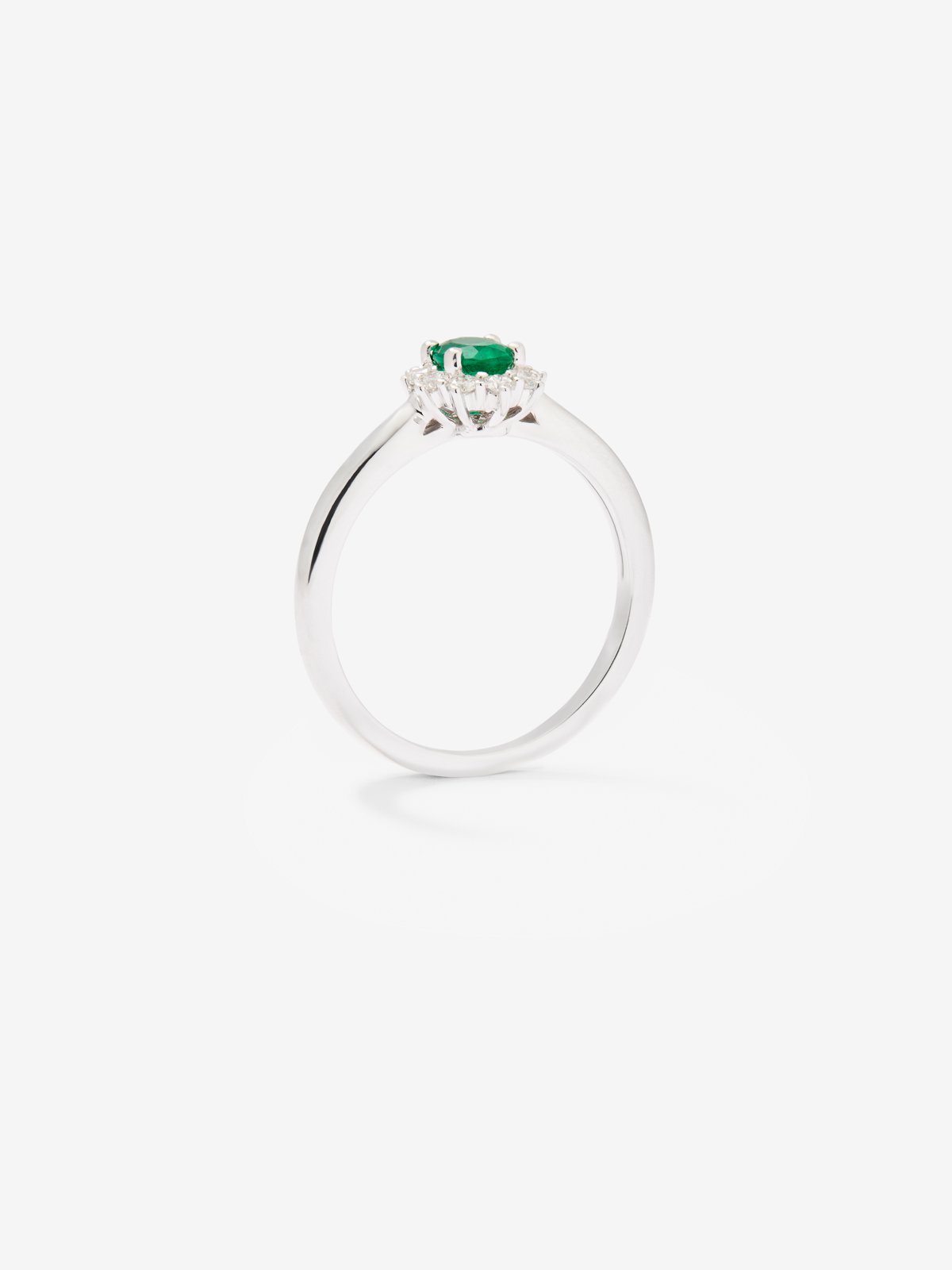 18K white gold ring with oval-cut green emerald of 0.29 cts and brilliant-cut diamonds with a total of 0.24 cts