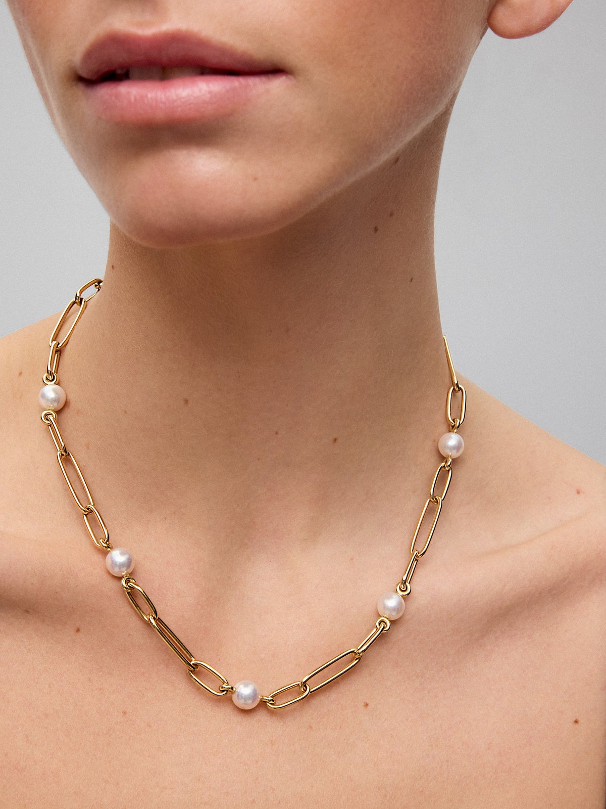 Collar de eslabones de oro amarillo de 18K con 5 perlas akoya de 8mm