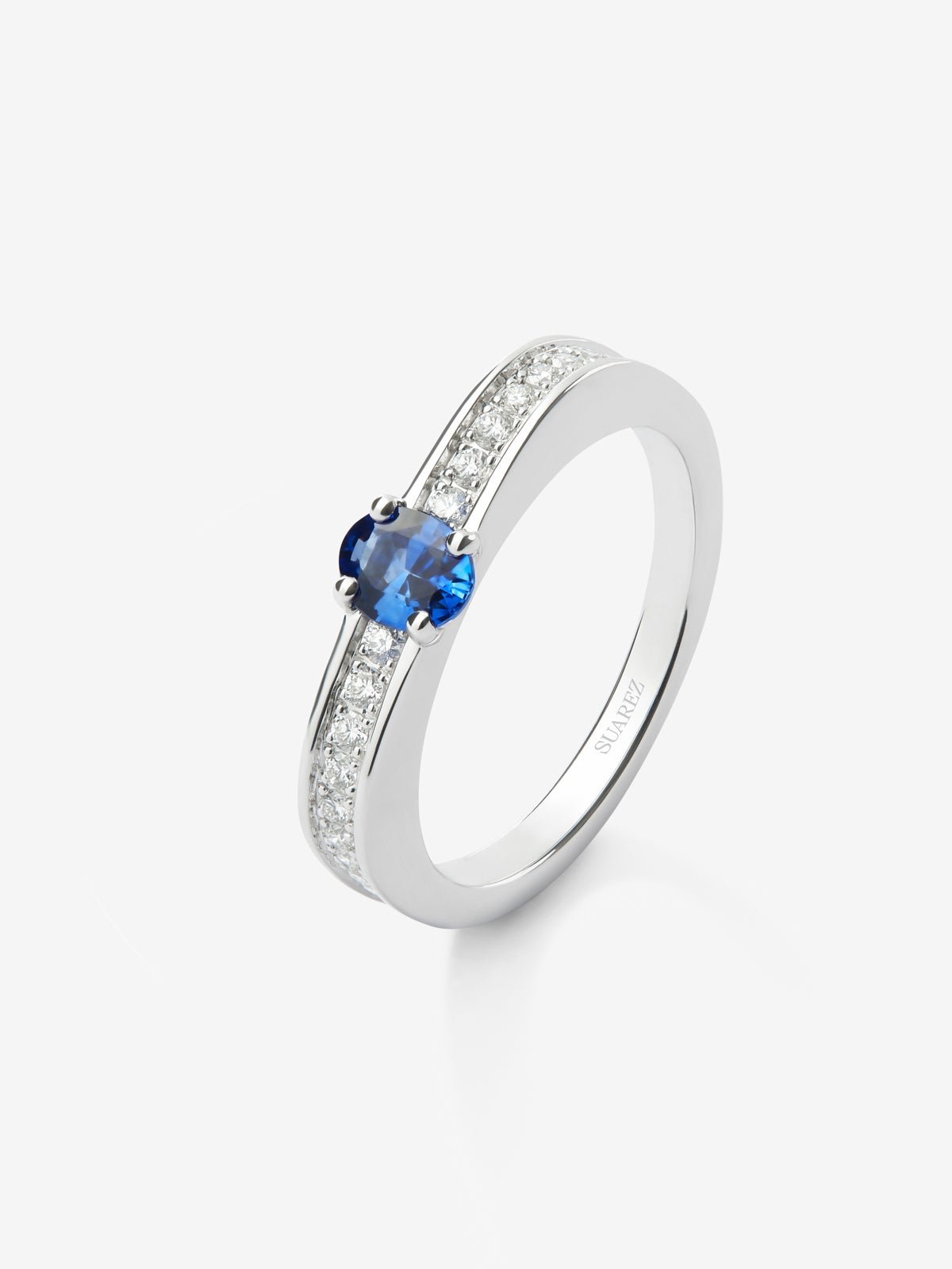 18K white gold ring with oval-cut blue sapphire of 0.47 cts and 22 brilliant-cut diamonds with a total of 0.16 cts